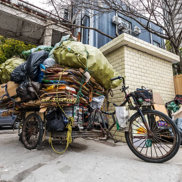 Shanghai China Abril 2019 Old Waste Paper Bike —  Fotos de Stock