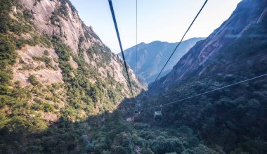Şangay, Çin - 03 Nisan 2019: Çin'in Anhui Eyaleti, Yellow Mountains Huangshan'da teleferik içinde.