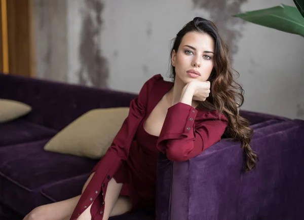 Hermosa Pose Mujer Joven Interior Moderno — Foto de Stock