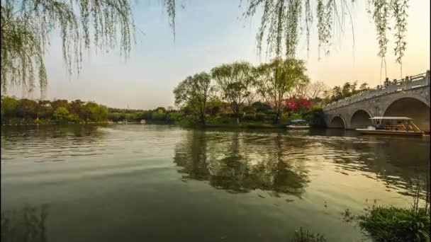 伝統的な中国のガーデンパーク 観光客はボートで川沿いに移動します 4Kタイムラプス — ストック動画