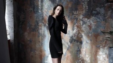 Yavaş Çekim Görüntüleri. Modern iç poz şık elbise güzel genç esmer kadın.