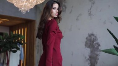 Yavaş Çekim Görüntüleri. Modern iç poz şık elbise güzel genç esmer kadın.