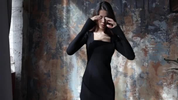 慢动作素材 美丽的年轻黑发女人在时尚礼服在现代内饰摆姿势 — 图库视频影像