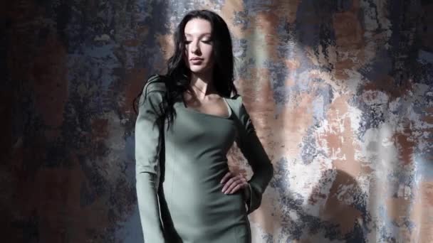 슬로우 푸티지 아름다운 여자에 세련된 드레스 인테리어 — 비디오
