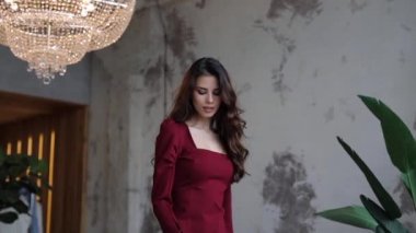 Yavaş Çekim Görüntüleri. Modern iç poz şık elbise güzel genç esmer kadın.