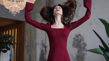 Yavaş Çekim Görüntüleri. Modern iç poz şık elbise güzel genç esmer kadın.