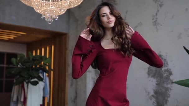 Filmagem Lenta Movimento Mulher Morena Jovem Bonita Vestido Elegante Posando — Vídeo de Stock