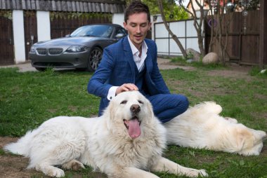 Tatra Çoban Köpek açık mavi kostümlü zarif genç yakışıklı adam oyun.