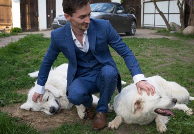 Tatra Çoban Köpek açık mavi kostümlü zarif genç yakışıklı adam oyun.