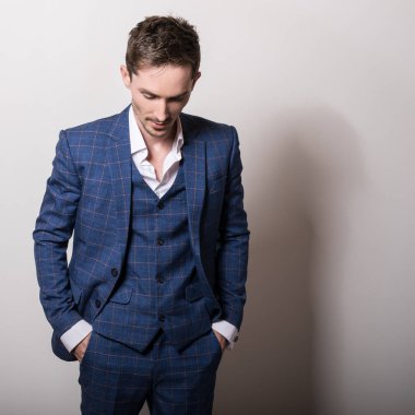 Şık mavi kostüm zarif genç yakışıklı adam. Stüdyo moda portre.