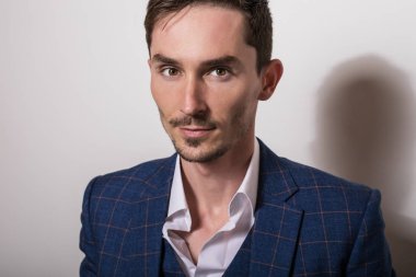 Şık mavi kostüm zarif genç yakışıklı adam. Stüdyo moda portre.