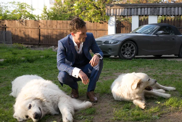 Elegante Jovem Bonito Homem Traje Azul Jogar Com Tatra Shepherd — Fotografia de Stock