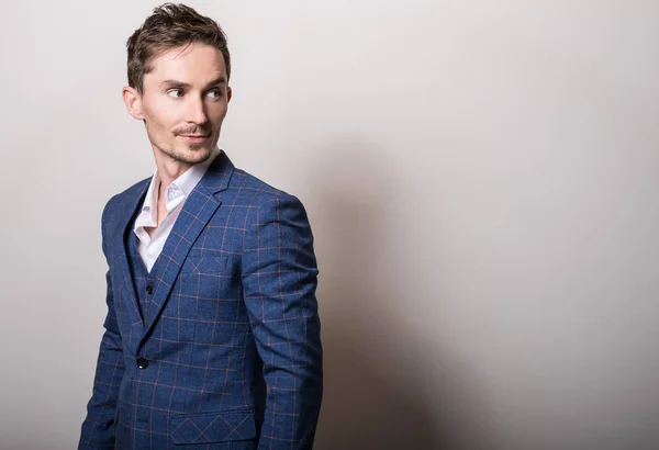 Elegante Jovem Homem Bonito Traje Azul Elegante Estúdio Retrato Moda — Fotografia de Stock