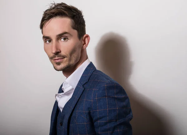 Elegante Jovem Homem Bonito Traje Azul Elegante Estúdio Retrato Moda — Fotografia de Stock