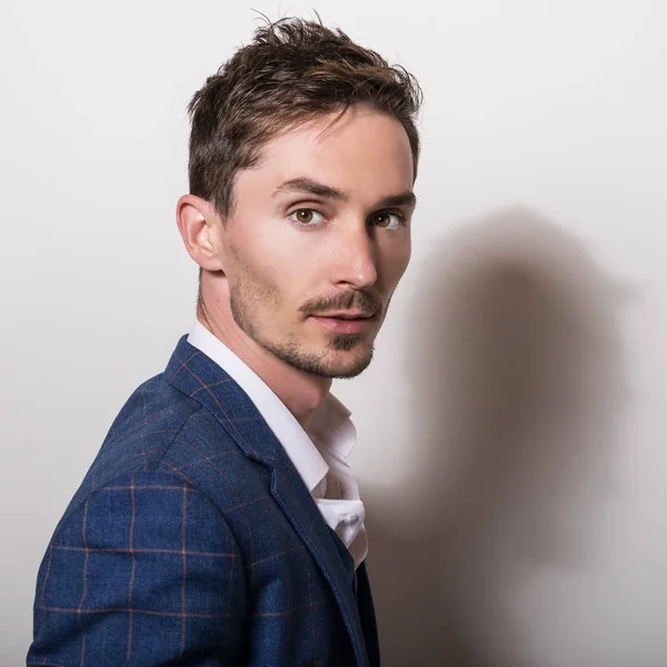 Elegante Joven Guapo Hombre Con Elegante Traje Azul Estudio Retrato —  Fotos de Stock