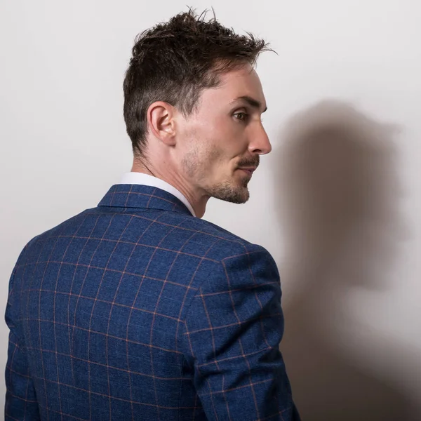 Elegante Jovem Homem Bonito Traje Azul Elegante Estúdio Retrato Moda — Fotografia de Stock