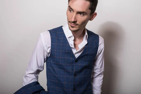 Elegante Jovem Bonito Homem Camisa Branca Colete Estúdio Retrato Moda — Fotografia de Stock