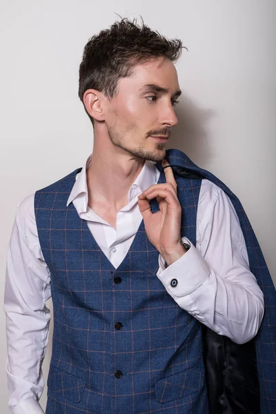 Elegante Jonge Knappe Man Wit Shirt Vest Studio Mode Portret — Stockfoto