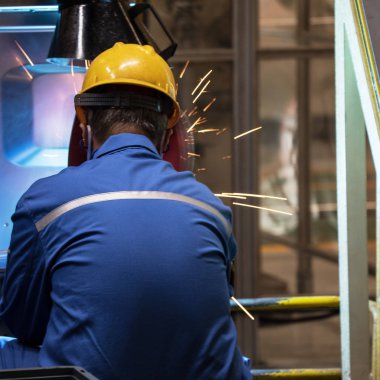 Çin 'de makine fabrikasında işçiler.
