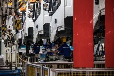 Çin 'de makine fabrikasında işçiler.