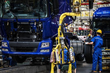 Çin 'de makine fabrikasında işçiler.