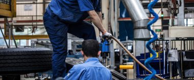 Çin 'de makine fabrikasında işçiler.