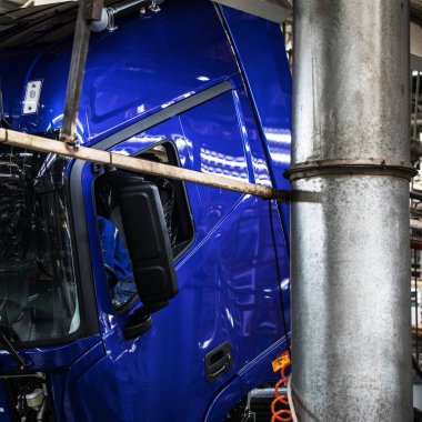 Çin 'de makine fabrikasında işçiler.