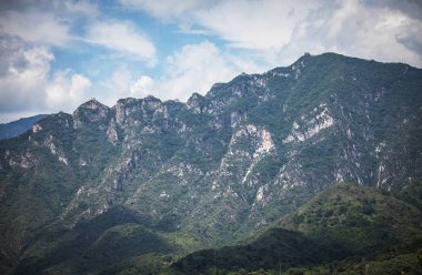 Güzel gökyüzü ile yaz manzara Çin büyük duvar. 