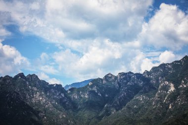 Güzel gökyüzü ile yaz manzara Çin büyük duvar. 