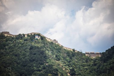 Güzel gökyüzü ile yaz manzara Çin büyük duvar. 