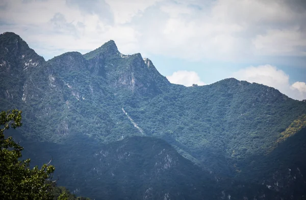 Große Wand Aus Porzellan Sommerlandschaft Mit Schönem Himmel — Stockfoto