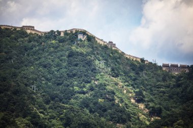 Güzel gökyüzü ile yaz manzara Çin büyük duvar. 