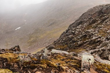 Güzel akşam bulutlu gökyüzü ile Iskoçya doğanın güzel doğal manzara.
