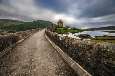Antik Iskoç kale ve geleneksel doğanın güzel manzara.