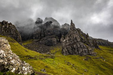 Iskoçya 'daki Skye Adası 'ndaki Storr 'ın yaşlı adamı. Sisli bulutlarla dağ manzarası.