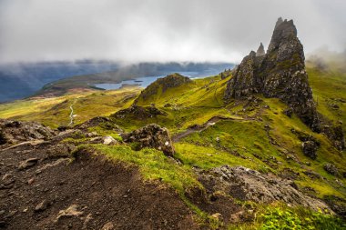 Iskoçya 'daki Skye Adası 'ndaki Storr 'ın yaşlı adamı. Sisli bulutlarla dağ manzarası.