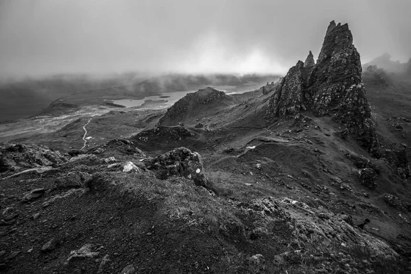 Anciano Storr Isla Skye Escocia Paisaje Montaña Con Nubes Niebla — Foto de Stock