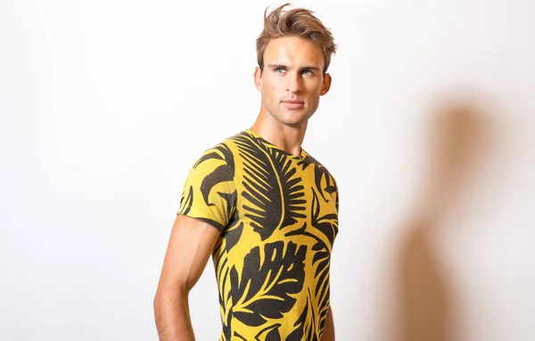 Eleganter Junger Gutaussehender Mann Gelbem Shirt Studioporträt — Stockfoto