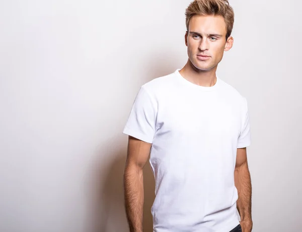 Eleganter Junger Gutaussehender Mann Weißem Shirt Studioporträt — Stockfoto