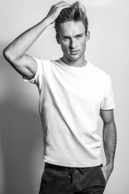 Şık T-shirt zarif genç yakışıklı adam. Siyah-beyaz fotoğraf.