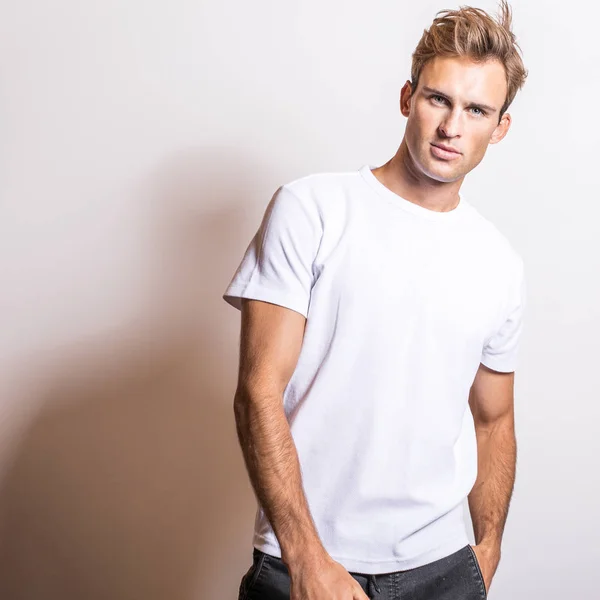 Eleganter Junger Gutaussehender Mann Weißem Shirt Studioporträt — Stockfoto