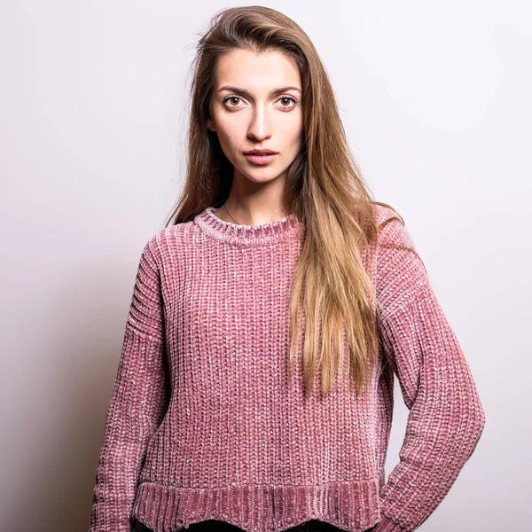 年轻模特女人在工作室的毛衣姿势 — 图库照片