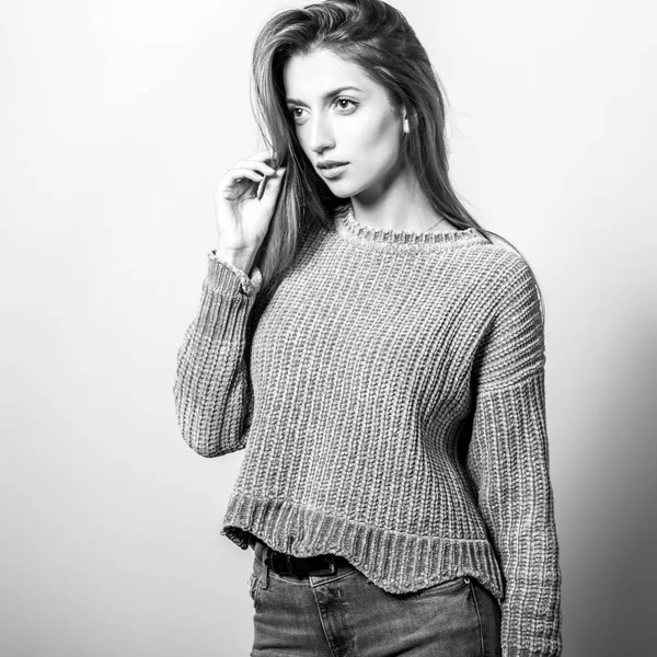 セーターの若いモデルの女性はスタジオでポーズ 白黒写真 — ストック写真