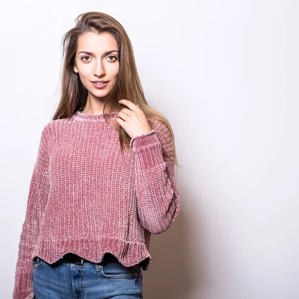 年轻模特女人在工作室的毛衣姿势 — 图库照片