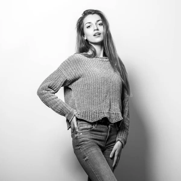 Kazak Içinde Genç Model Kadın Stüdyoda Poz Siyah Beyaz Fotoğraf — Stok fotoğraf