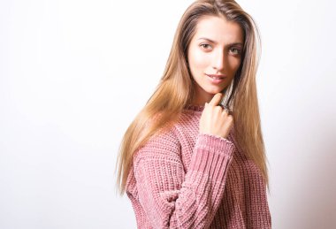 Genç model kadın kazak içinde stüdyo poz.