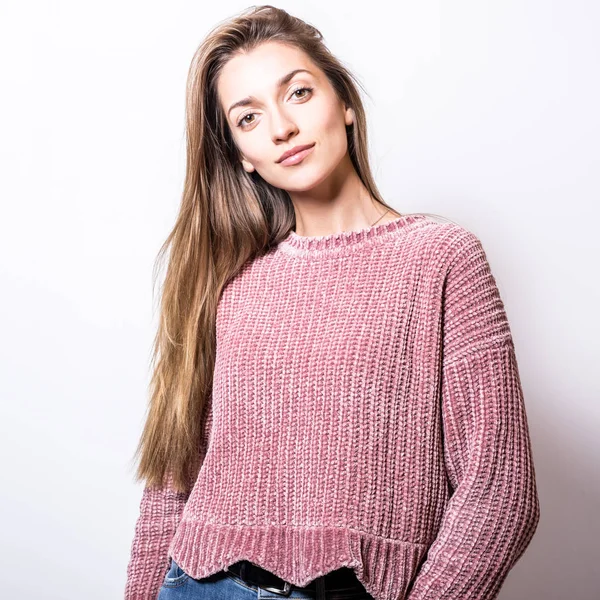 Junge Model Frau Pullover Pose Studio — Stockfoto