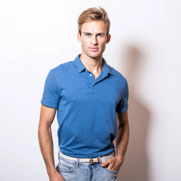 Elegante Jovem Homem Bonito Camisa Azul Elegante — Fotografia de Stock