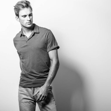 Klasik gömlek zarif genç yakışıklı adam. Siyah-beyaz portre.