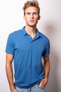 Şık mavi gömlek zarif genç yakışıklı adam.